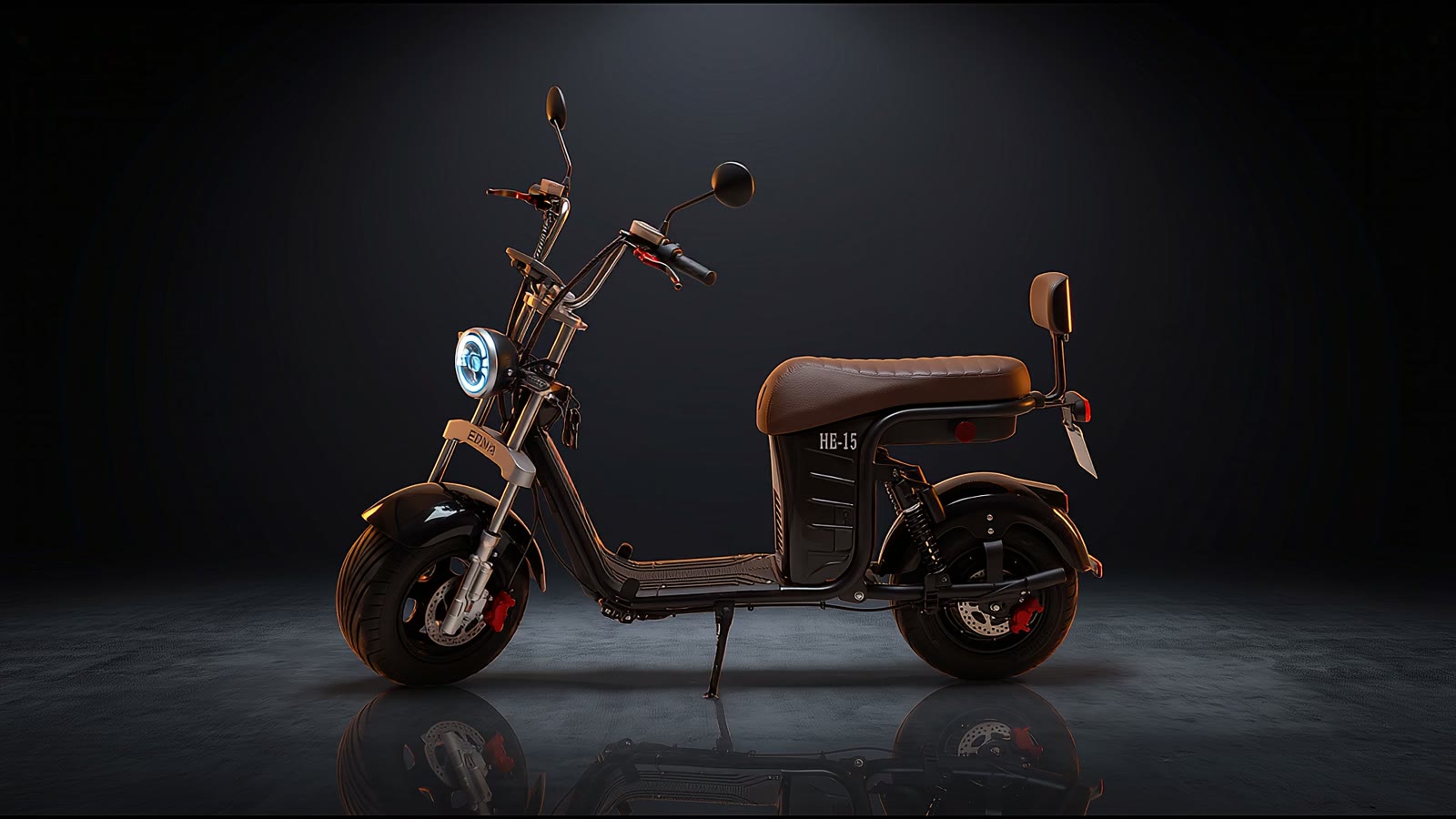 Scooter elétrica HE-15 preta com banco marrom em estúdio escuro